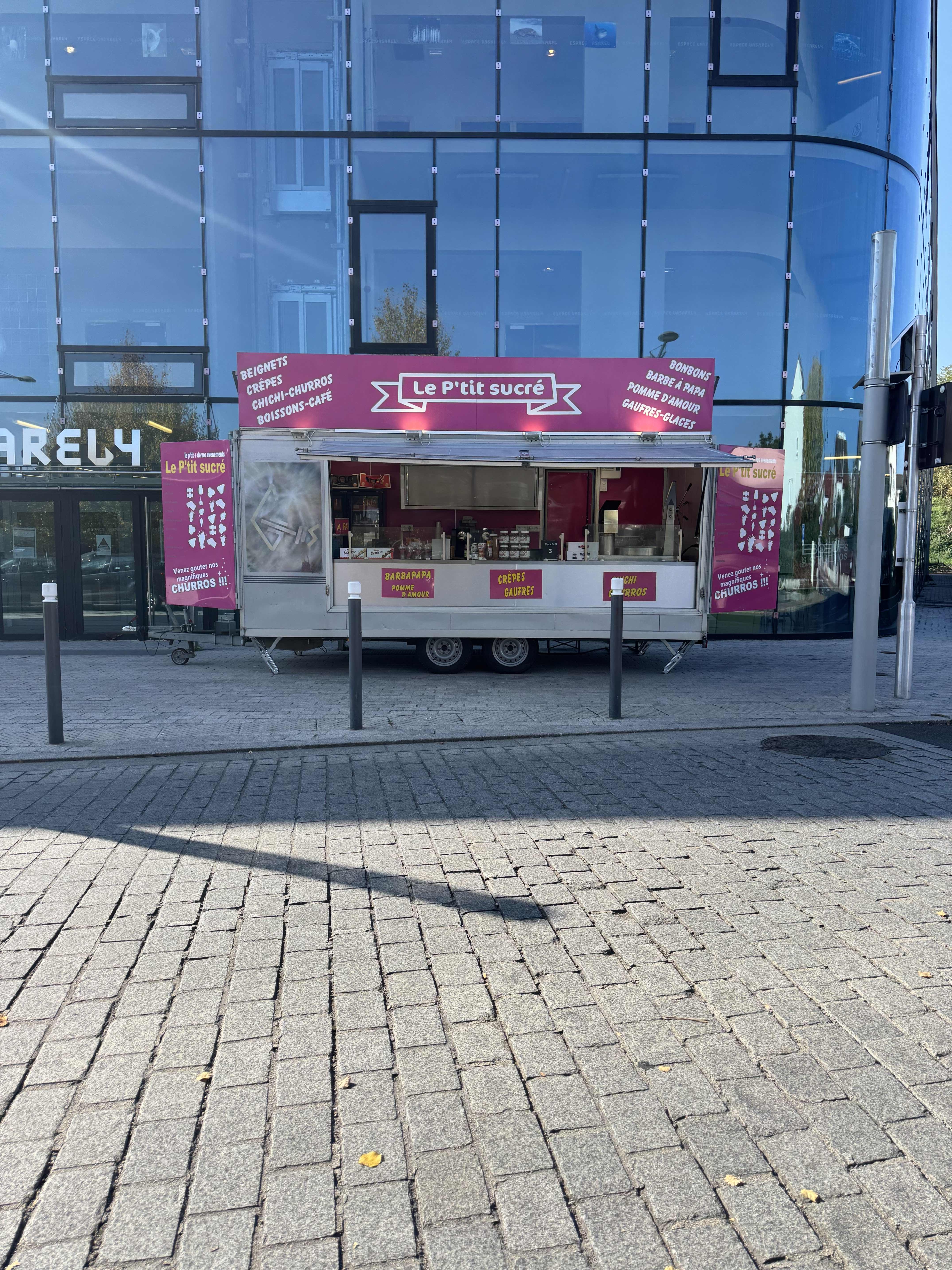 Service traiteur P'tit Sucré devant bâtiment